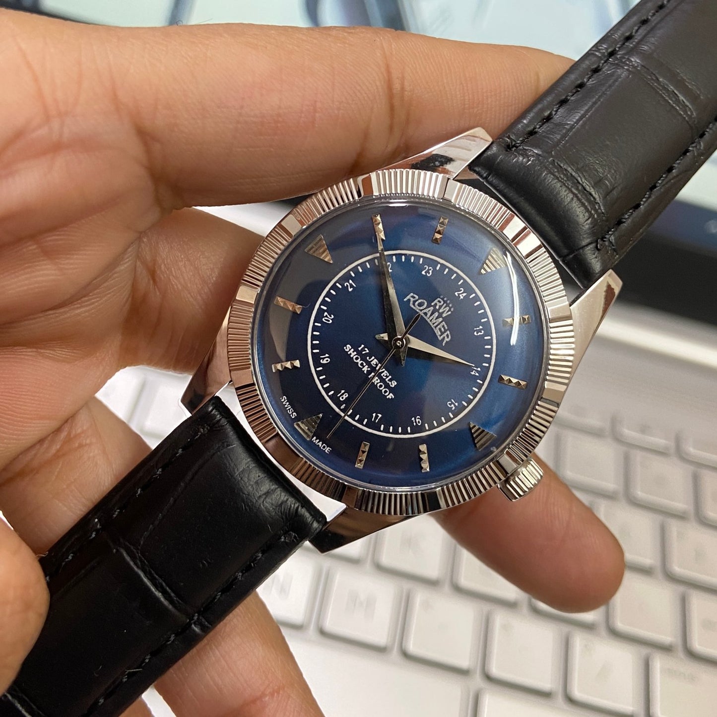 Vintage Roamer Blue Face Silver Case Mechanical Hand Winding 17 jewels Fluted Bezel Black Band Men's Wrist Watch D77