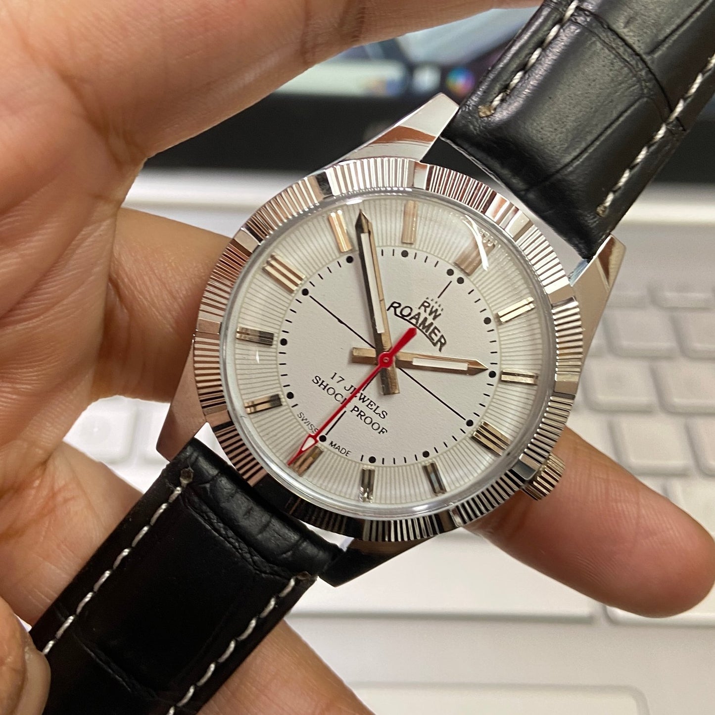 Vintage Roamer White Face Silver Case Mechanical Hand Winding 17 jewels Fluted Bezel Black Band Men's Wrist Watch D78