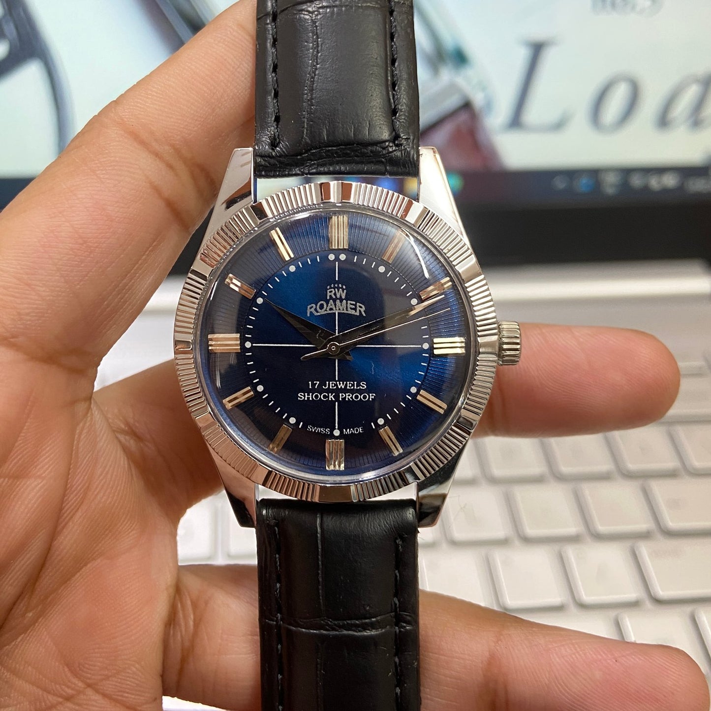 Vintage Roamer Blue Face Silver Case Mechanical Hand Winding 17 jewels Fluted Bezel Black Band Men's Wrist Watch D79