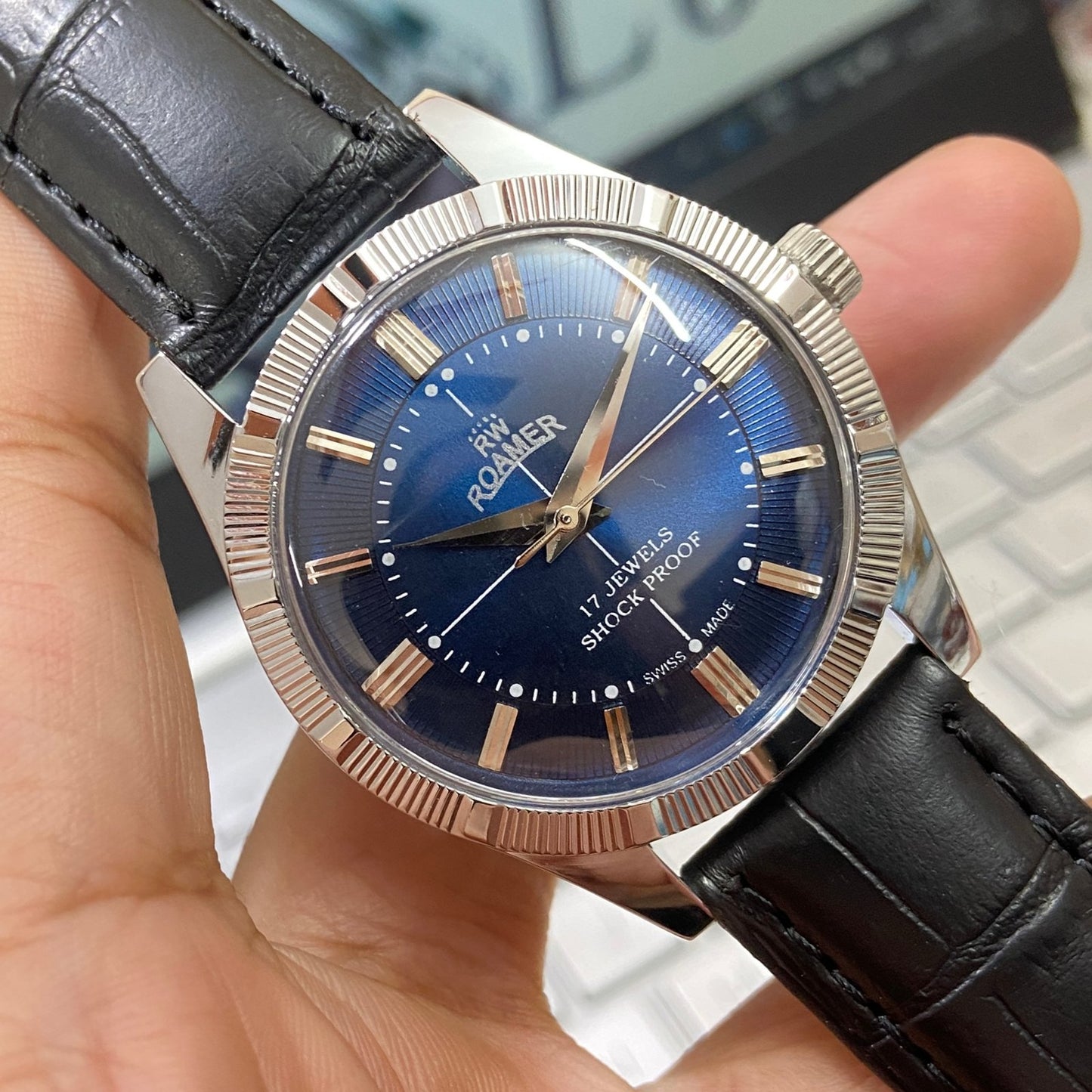 Vintage Roamer Blue Face Silver Case Mechanical Hand Winding 17 jewels Fluted Bezel Black Band Men's Wrist Watch D79