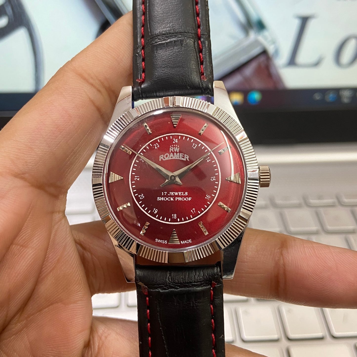 Vintage Roamer Red Face Silver Case Mechanical Hand Winding 17 jewels Fluted Bezel Black Band Men's Wrist Watch D80