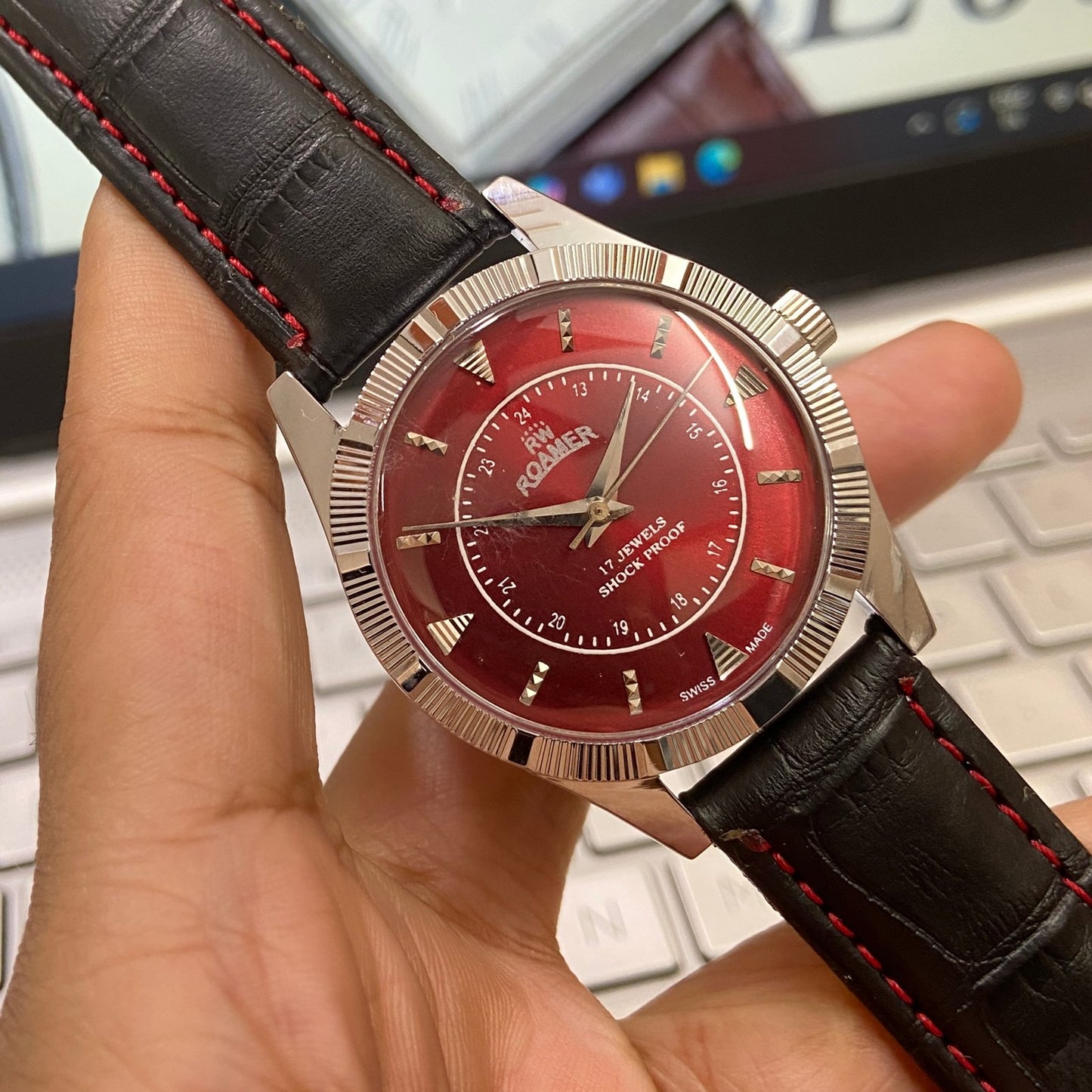 Vintage Roamer Red Face Silver Case Mechanical Hand Winding 17 jewels Fluted Bezel Black Band Men's Wrist Watch D80