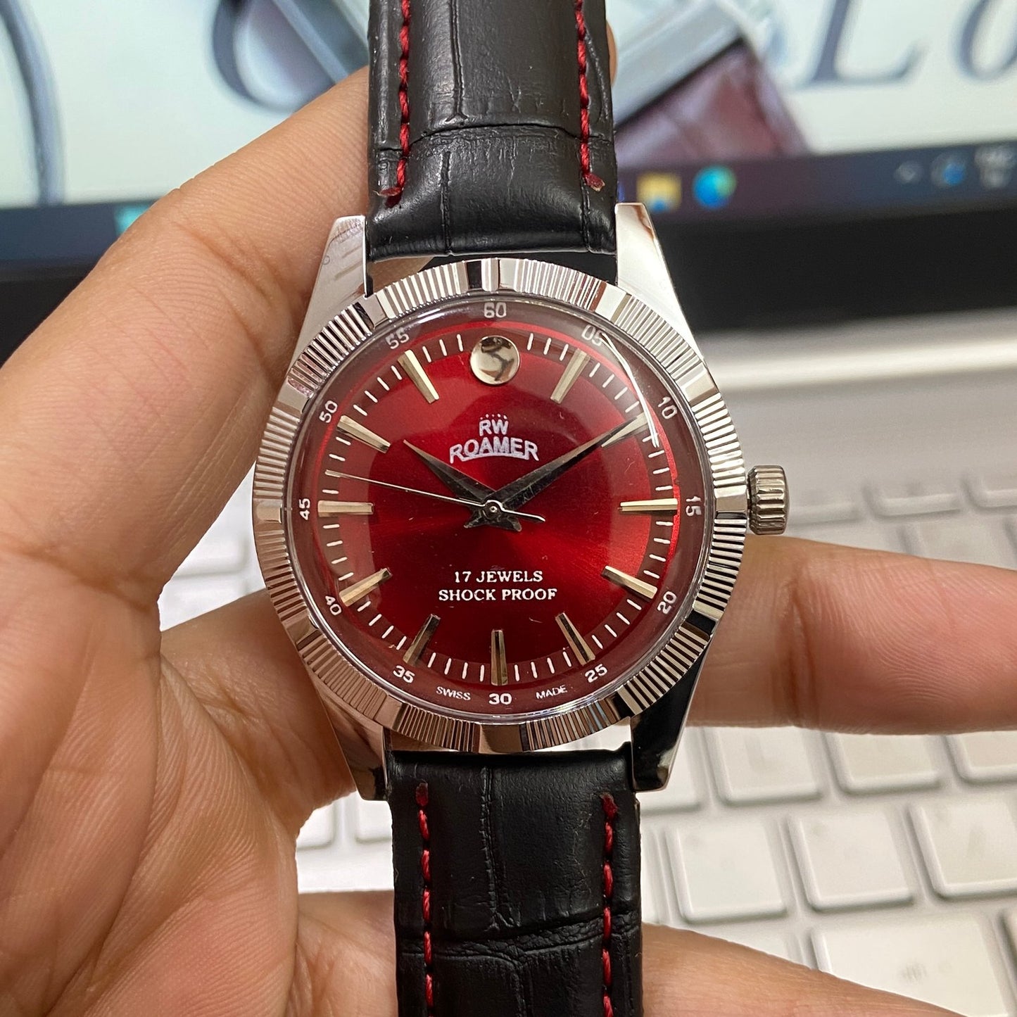 Vintage Roamer Red Face Silver Case Mechanical Hand Winding 17 jewels Fluted Bezel Black Band Men's Wrist Watch D81