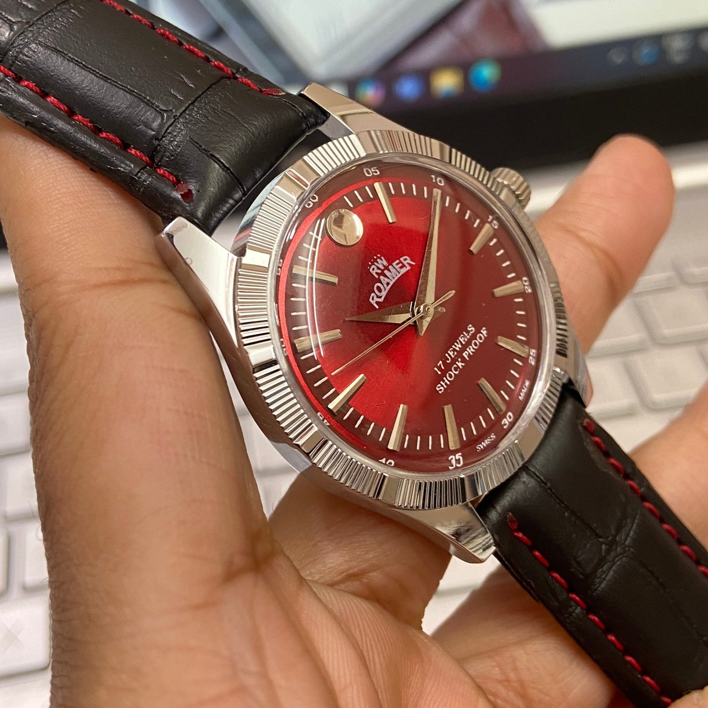 Vintage Roamer Red Face Silver Case Mechanical Hand Winding 17 jewels Fluted Bezel Black Band Men's Wrist Watch D81