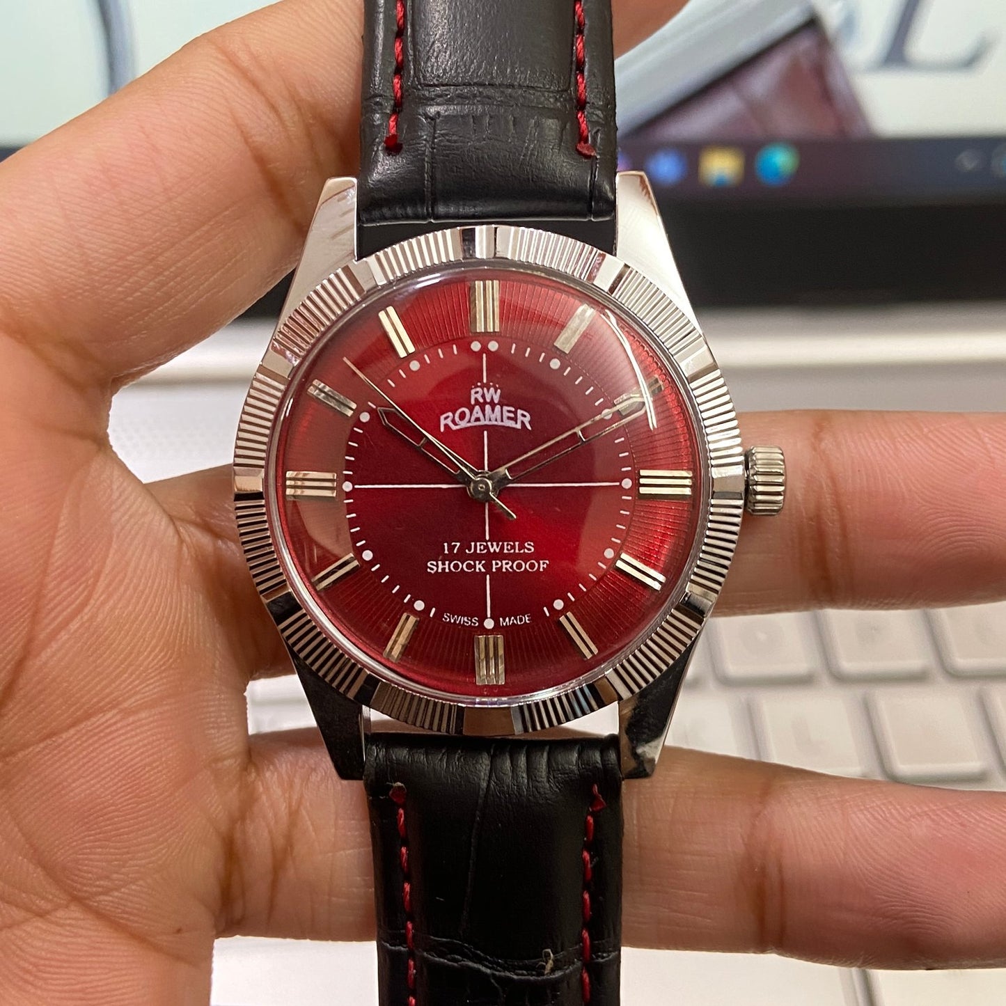Vintage Roamer Red Face Silver Case Mechanical Hand Winding 17 jewels Fluted Bezel Black Band Men's Wrist Watch D82