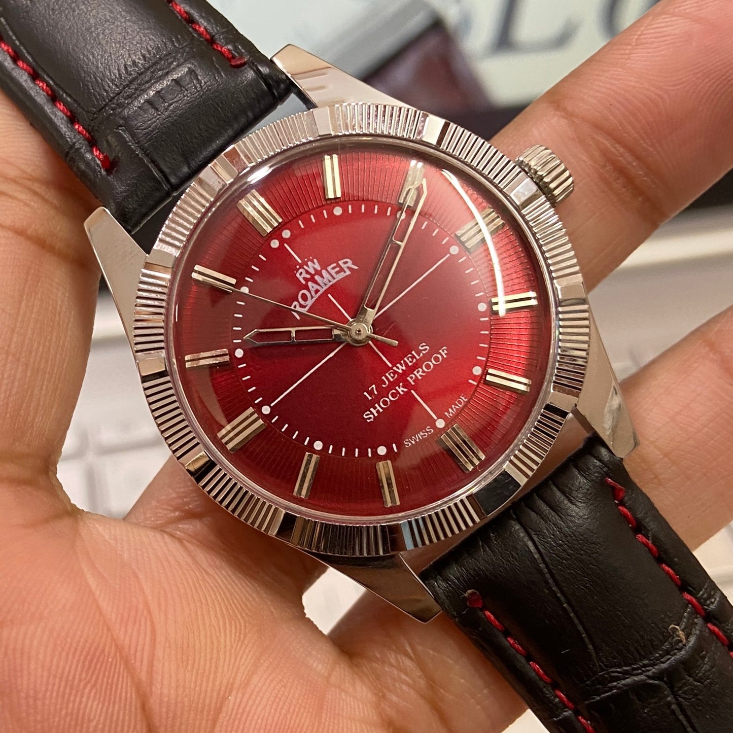 Vintage Roamer Red Face Silver Case Mechanical Hand Winding 17 jewels Fluted Bezel Black Band Men's Wrist Watch D82