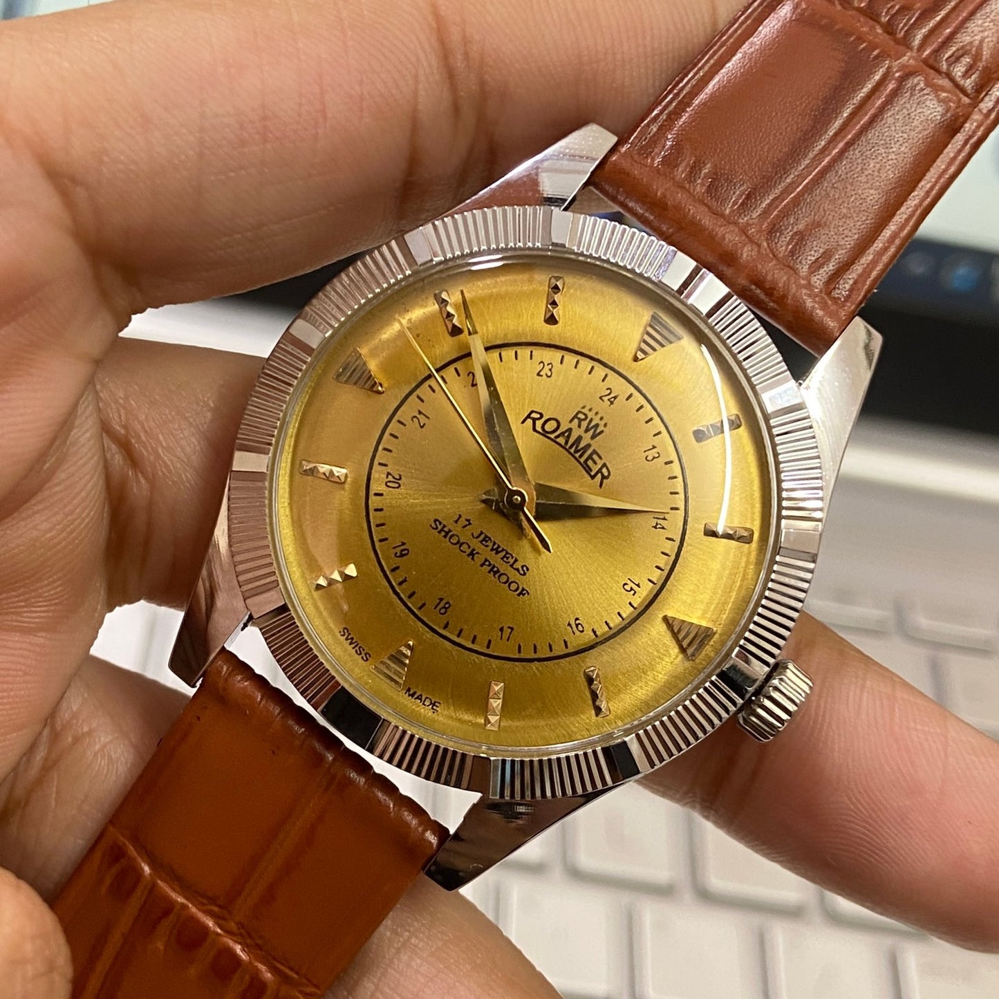 Vintage Roamer Golden Face Silver Case Mechanical Hand Winding 17 jewels Fluted Bezel Brown Band Men's Wrist Watch D83