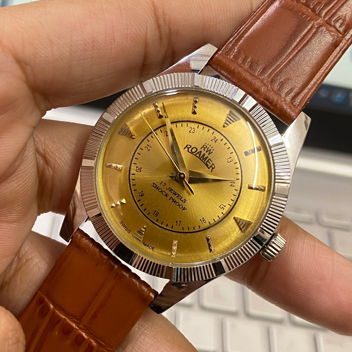Vintage Mod Roamer Golden Face Silver Case Mechanical Hand Winding 17 jewels Fluted Bezel Brown Band Men's Wrist Watch D83