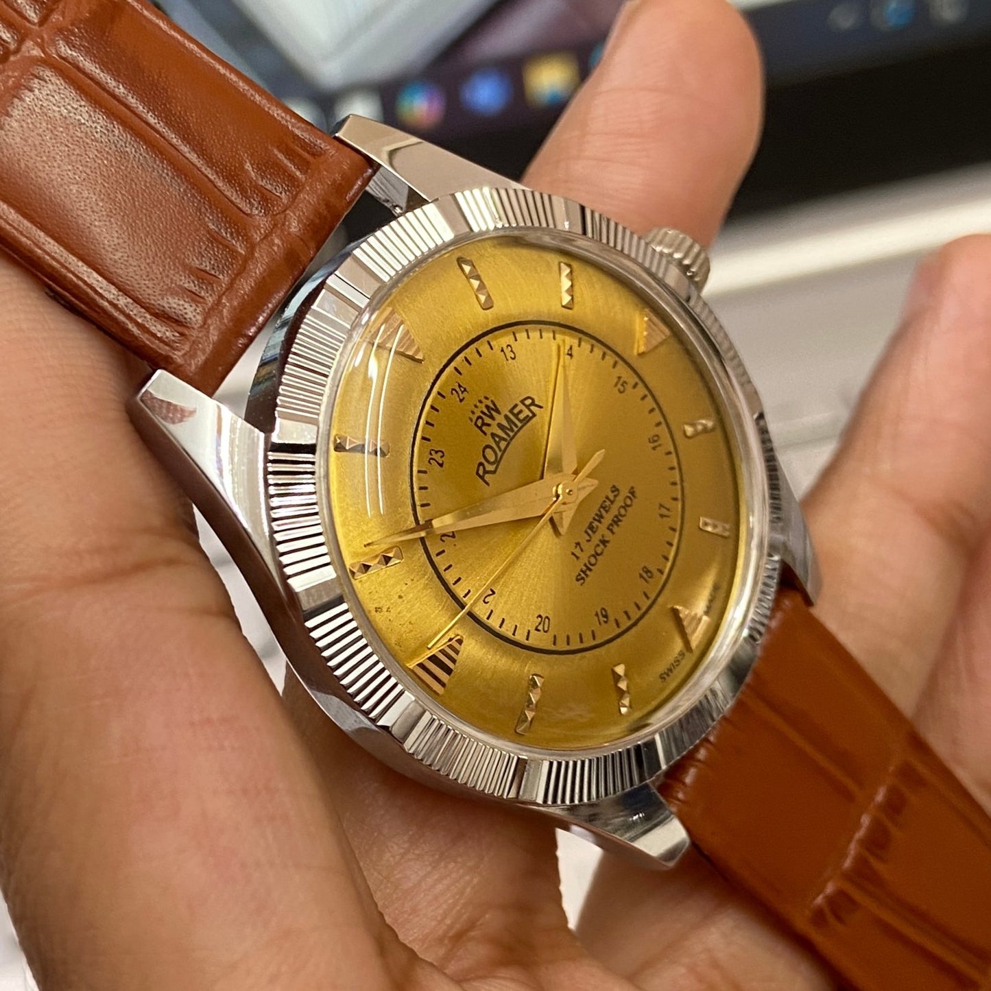 Vintage Roamer Golden Face Silver Case Mechanical Hand Winding 17 jewels Fluted Bezel Brown Band Men's Wrist Watch D83
