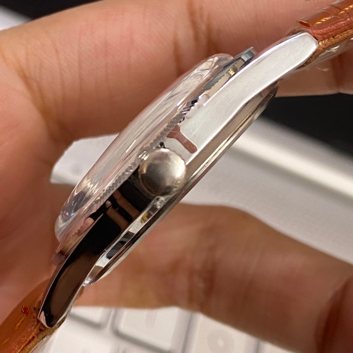 Vintage Roamer Silver Face Silver Case Mechanical Hand Winding 17 jewels Fluted Bezel Brown Band Men's Wrist Watch D84