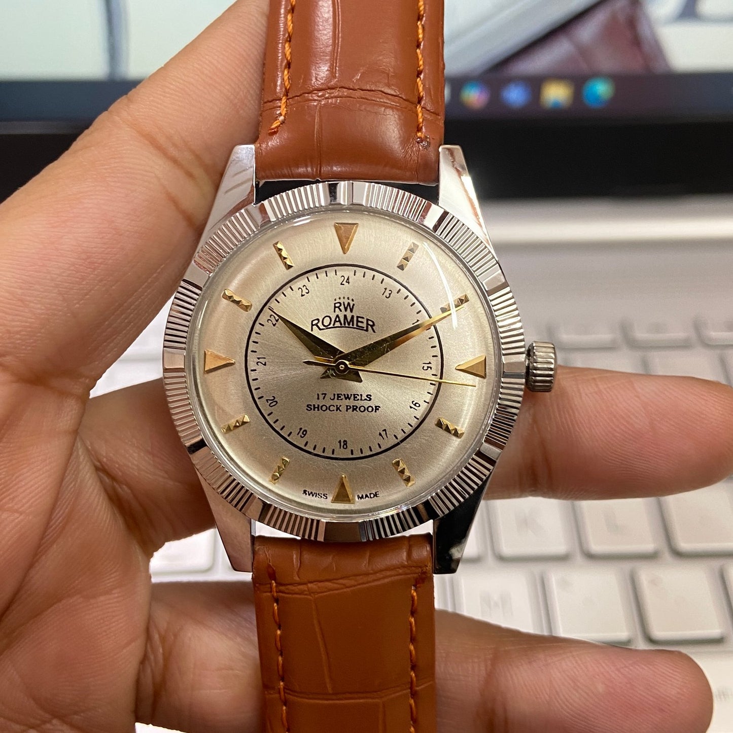 Vintage Roamer Silver Face Silver Case Mechanical Hand Winding 17 jewels Fluted Bezel Brown Band Men's Wrist Watch D85