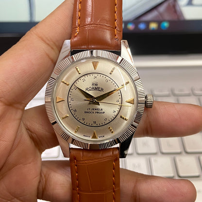 Vintage Roamer Silver Face Silver Case Mechanical Hand Winding 17 jewels Fluted Bezel Brown Band Men's Wrist Watch D85