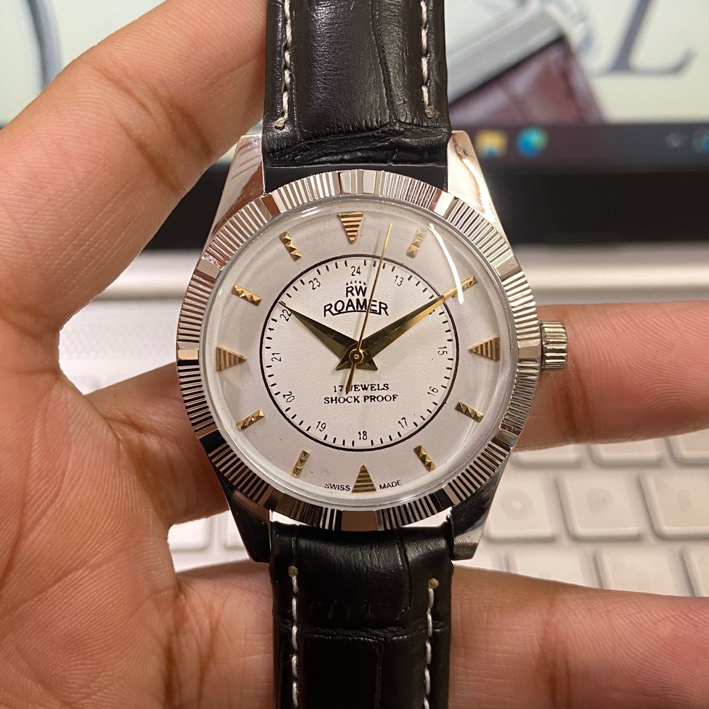Vintage Roamer White Face Silver Case Mechanical Hand Winding 17 jewels Fluted Bezel Black Band Men's Wrist Watch D86