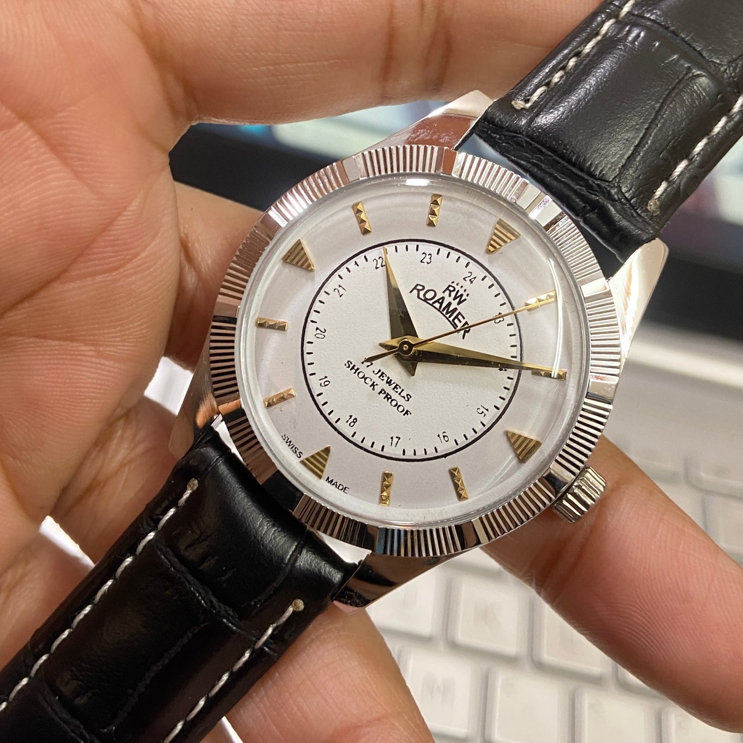 Vintage Roamer White Face Silver Case Mechanical Hand Winding 17 jewels Fluted Bezel Black Band Men's Wrist Watch D86