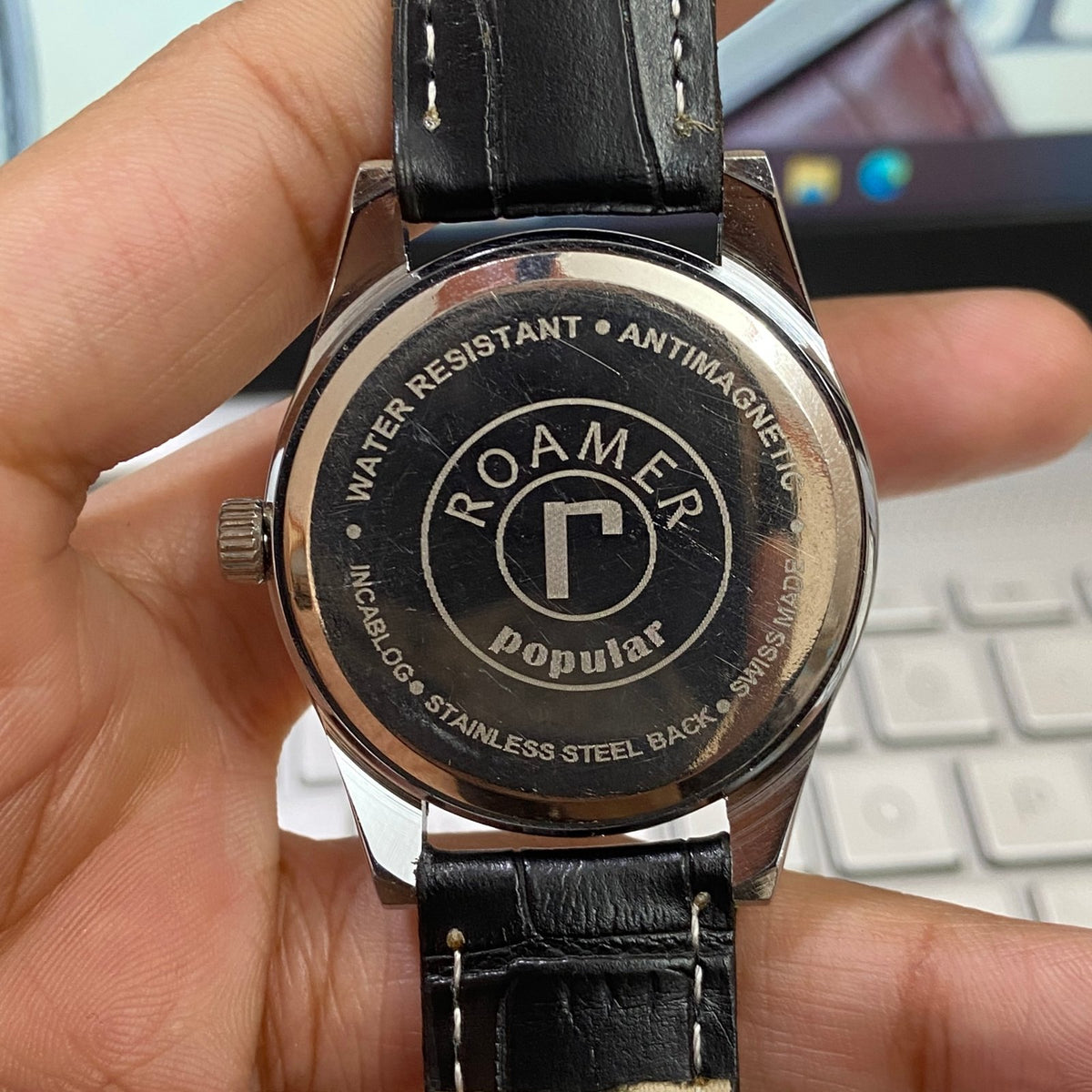 Vintage Mod Roamer White Face Silver Case Mechanical Hand Winding 17 jewels Fluted Bezel Black Band Men's Wrist Watch D86