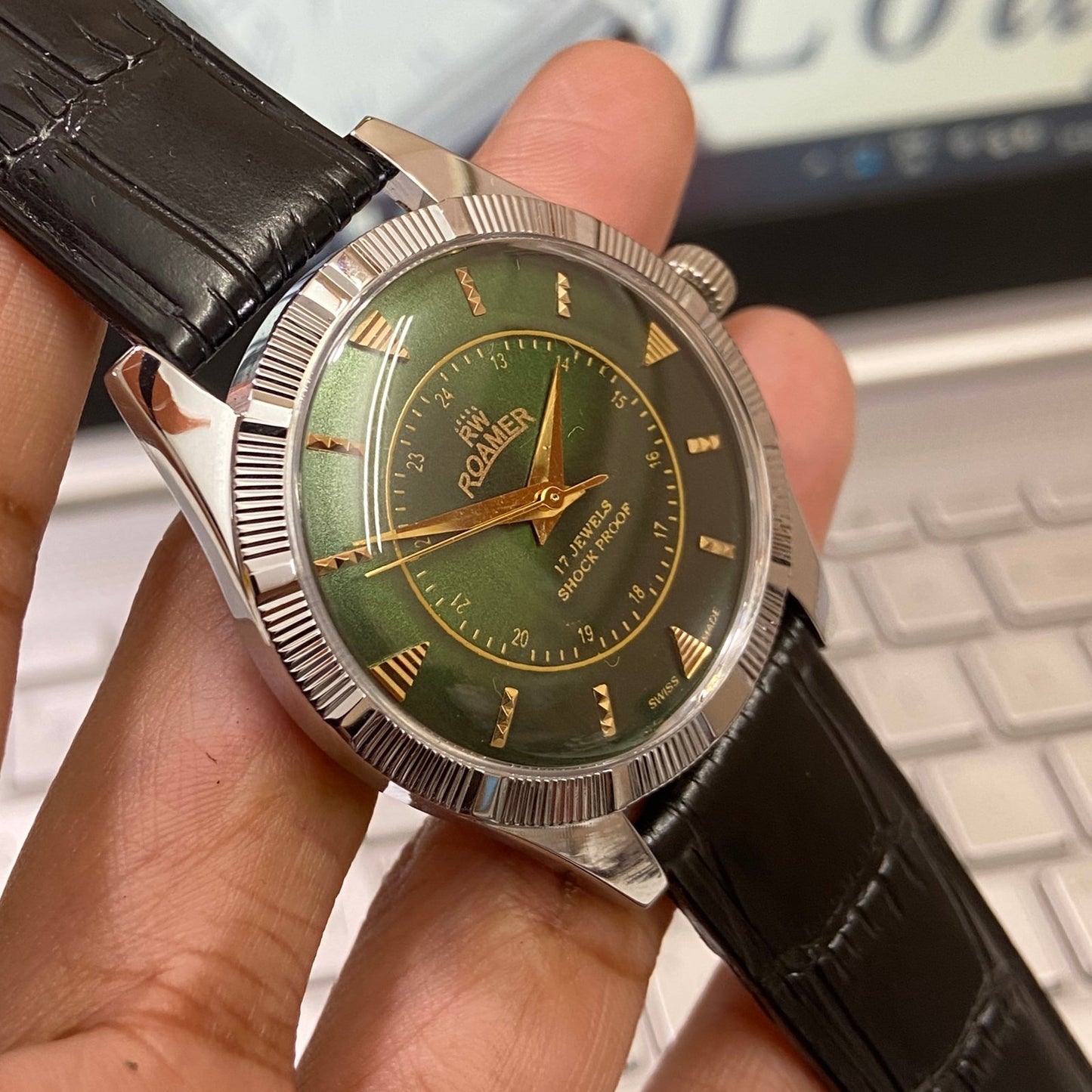 Vintage Roamer Green Face Silver Case Mechanical Hand Winding 17 jewels Fluted Bezel Black Band Men's Wrist Watch D88