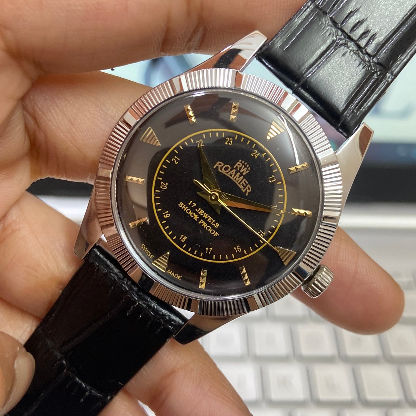 Vintage Roamer Black Face Silver Case Mechanical Hand Winding 17 jewels Fluted Bezel Black Band Men's Wrist Watch D89