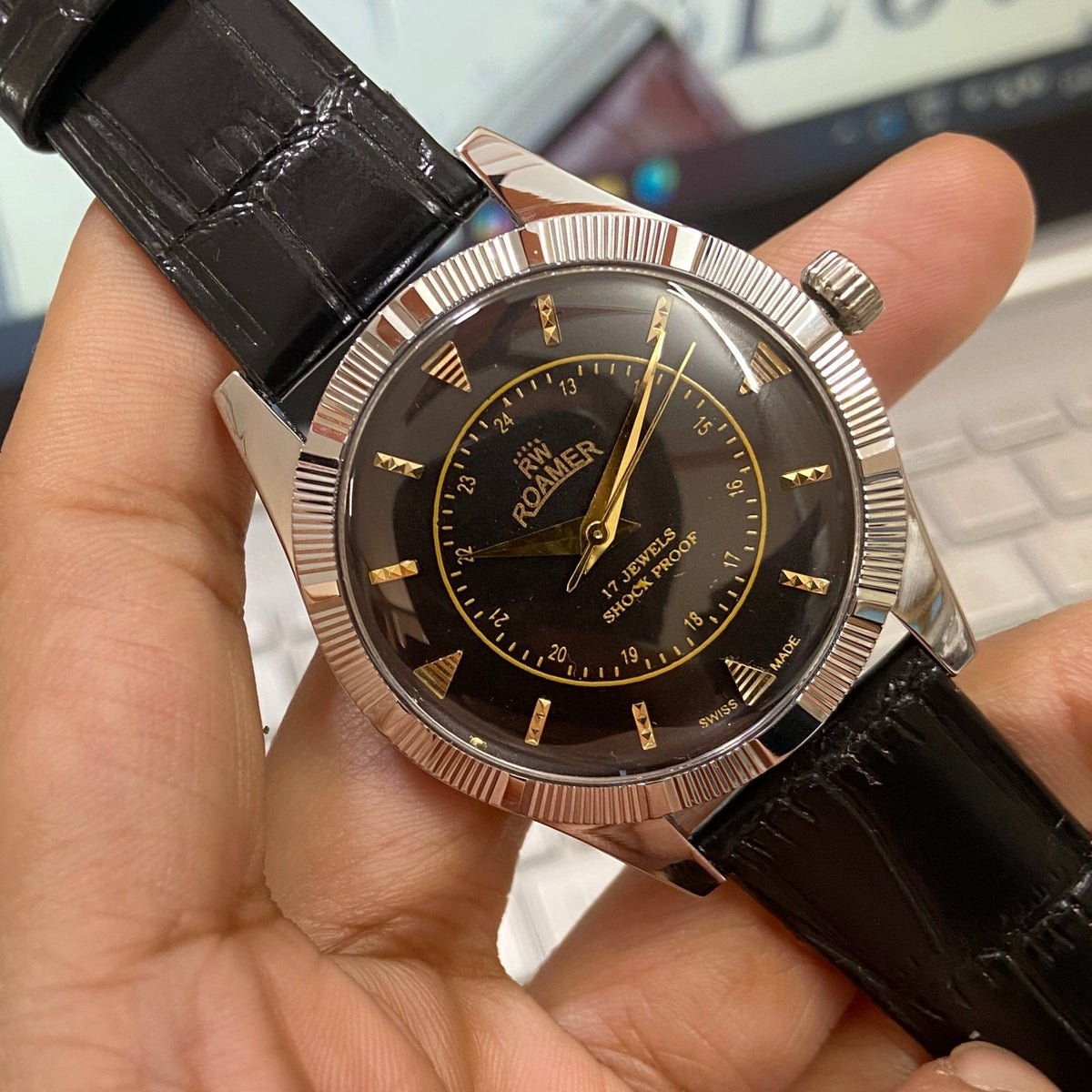 Vintage Mod Roamer Black Face Silver Case Mechanical Hand Winding 17 jewels Fluted Bezel Black Band Men's Wrist Watch D89