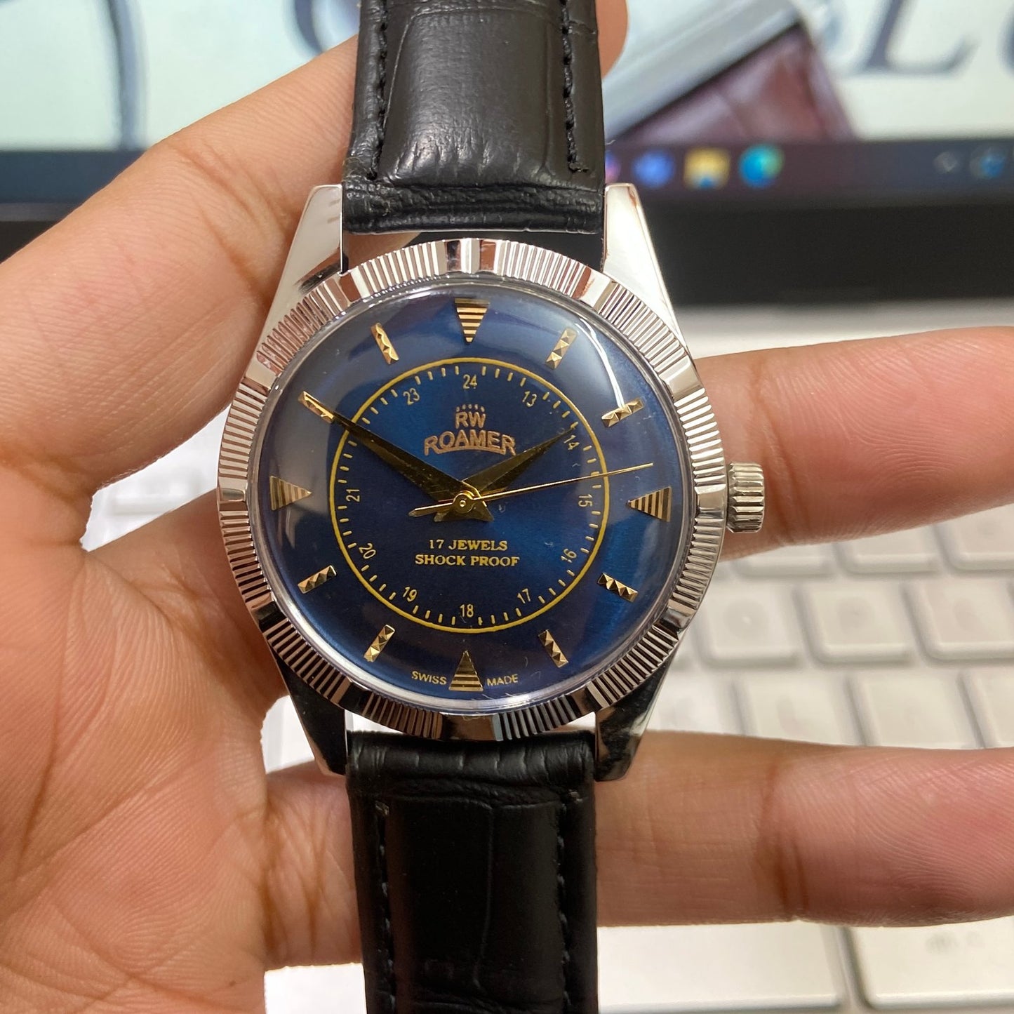 Vintage Roamer Blue Face Silver Case Mechanical Hand Winding 17 jewels Fluted Bezel Black Band Men's Wrist Watch D90