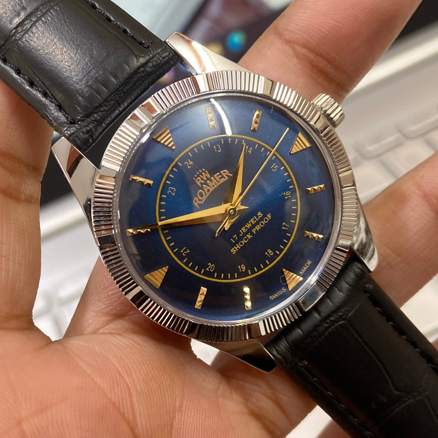 Vintage Roamer Blue Face Silver Case Mechanical Hand Winding 17 jewels Fluted Bezel Black Band Men's Wrist Watch D90