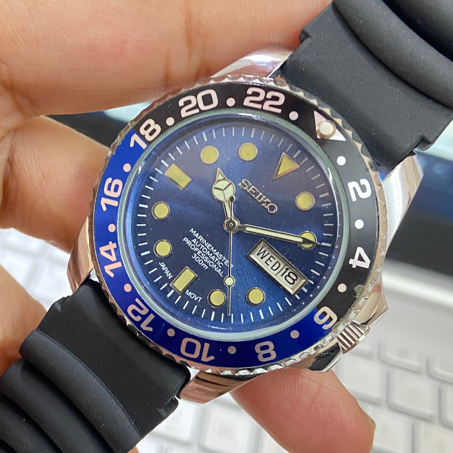 Vintage Seiko MarineMaster Automatic Blue Face Cal. 6309 Rotating Bezel Day-Date Black Silicone Strap Men's Wrist Watch E09