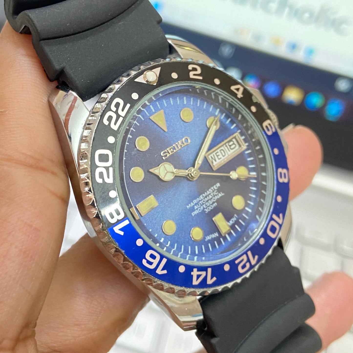 Vintage Seiko MarineMaster Automatic Blue Face Cal. 6309 Rotating Bezel Day-Date Black Silicone Strap Men's Wrist Watch E09