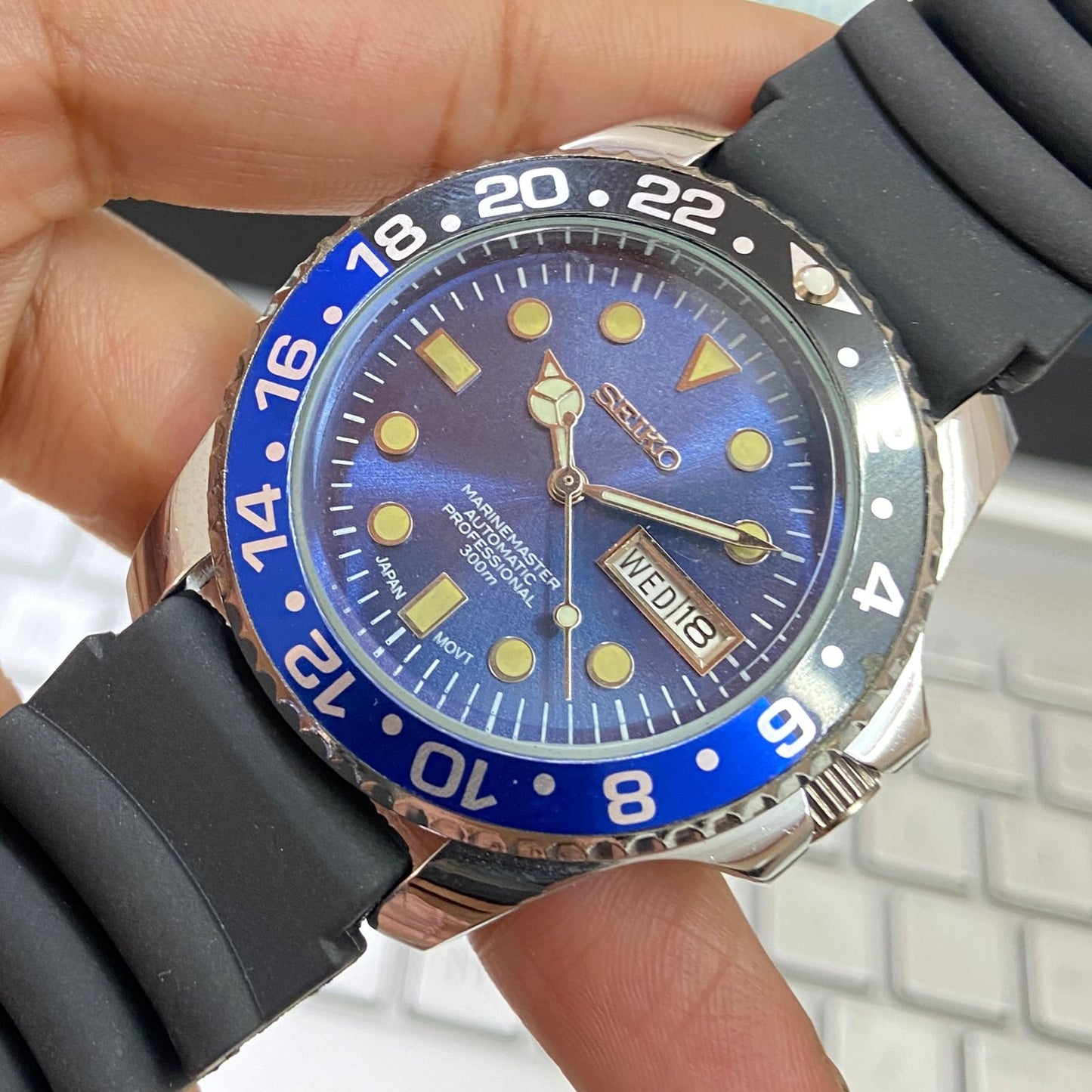 Vintage Seiko MarineMaster Automatic Blue Face Cal. 6309 Rotating Bezel Day-Date Black Silicone Strap Men's Wrist Watch E09