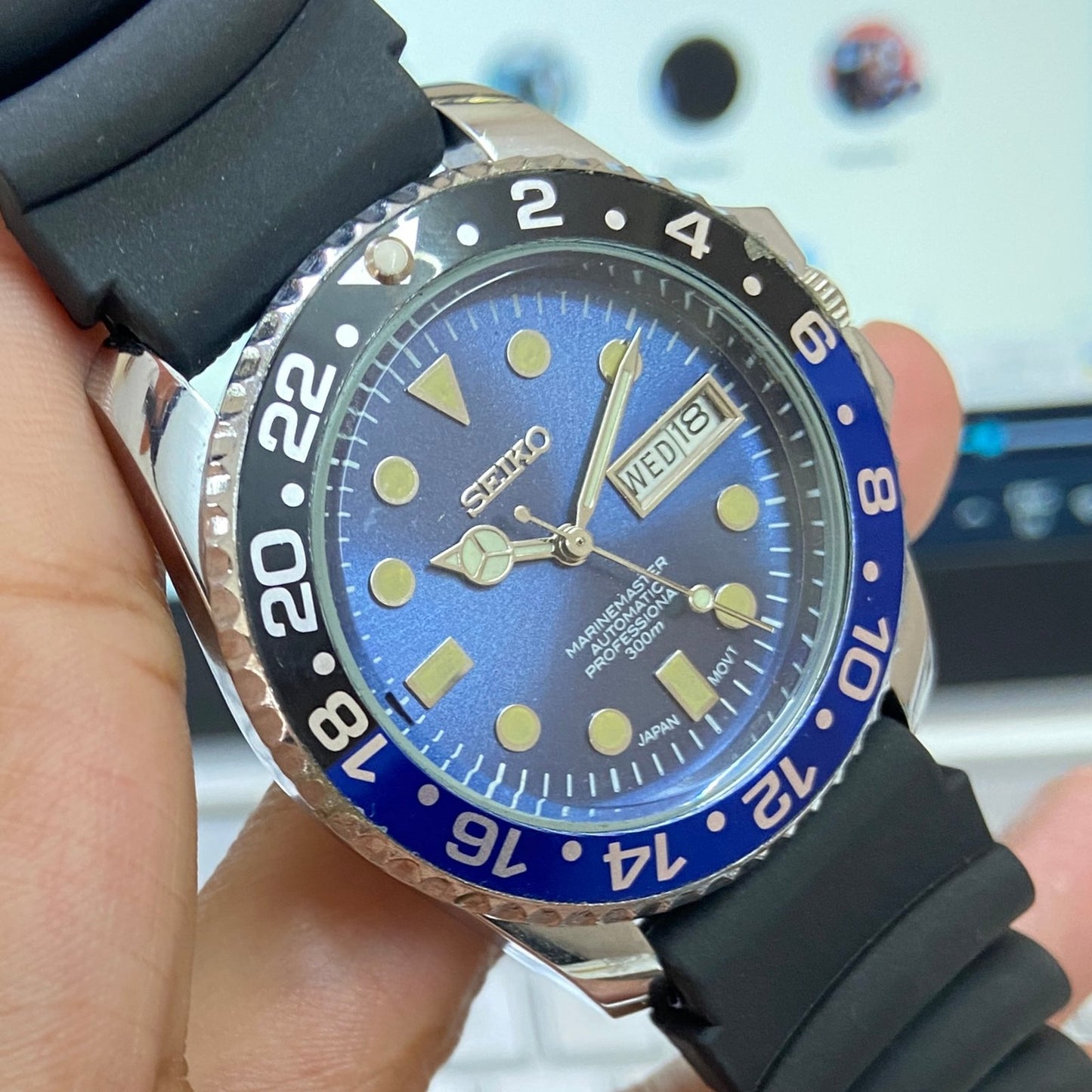 Vintage Seiko MarineMaster Automatic Blue Face Cal. 6309 Rotating Bezel Day-Date Black Silicone Strap Men's Wrist Watch E09