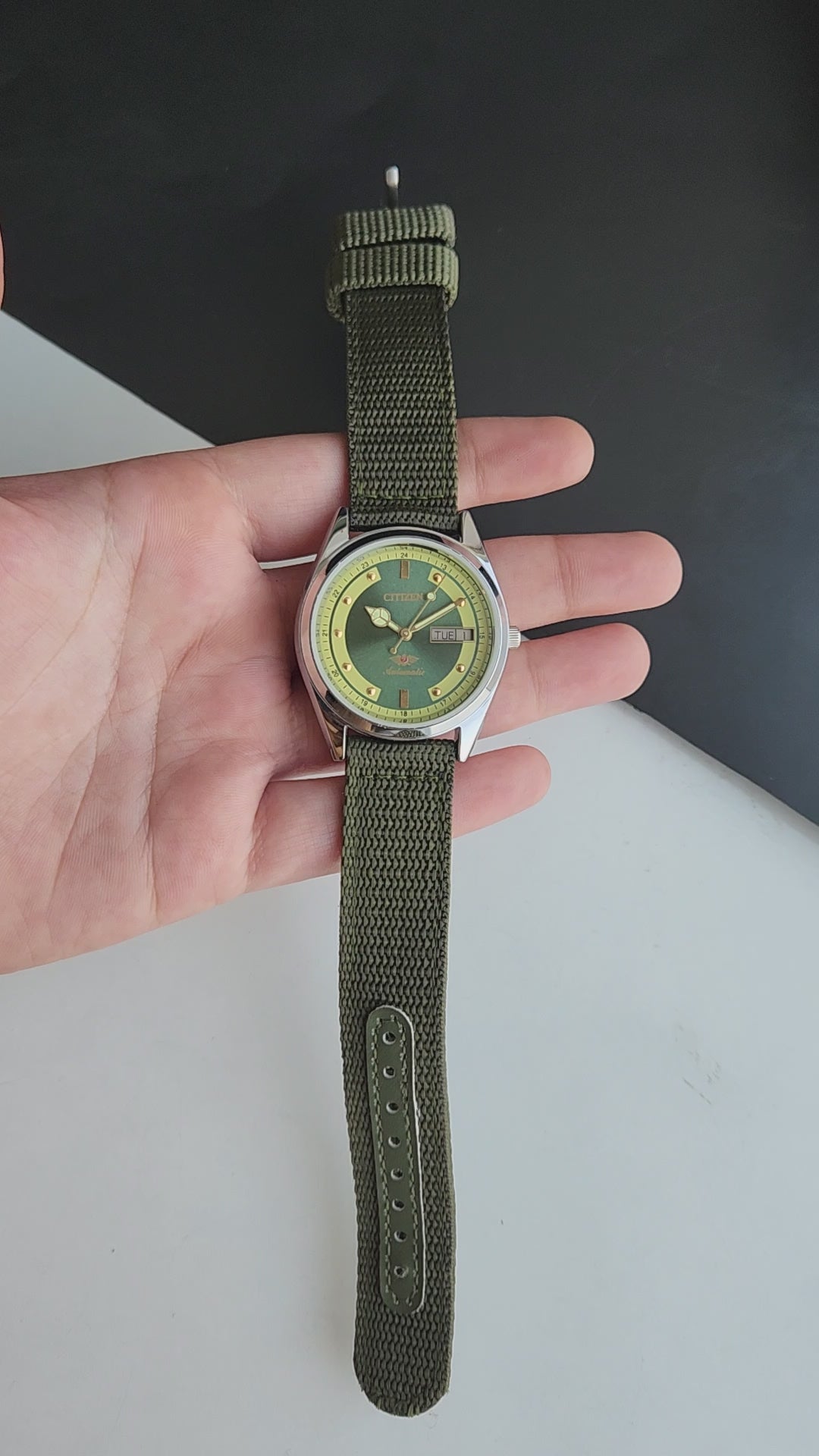 Vintage Mod Citizen 8200 Automatic 21 Jewels Green Face Day-Date